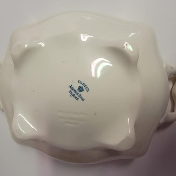 Oval Covered Vegetable Guernsey by Johnson Brothers crazing - Picture 4 of 5